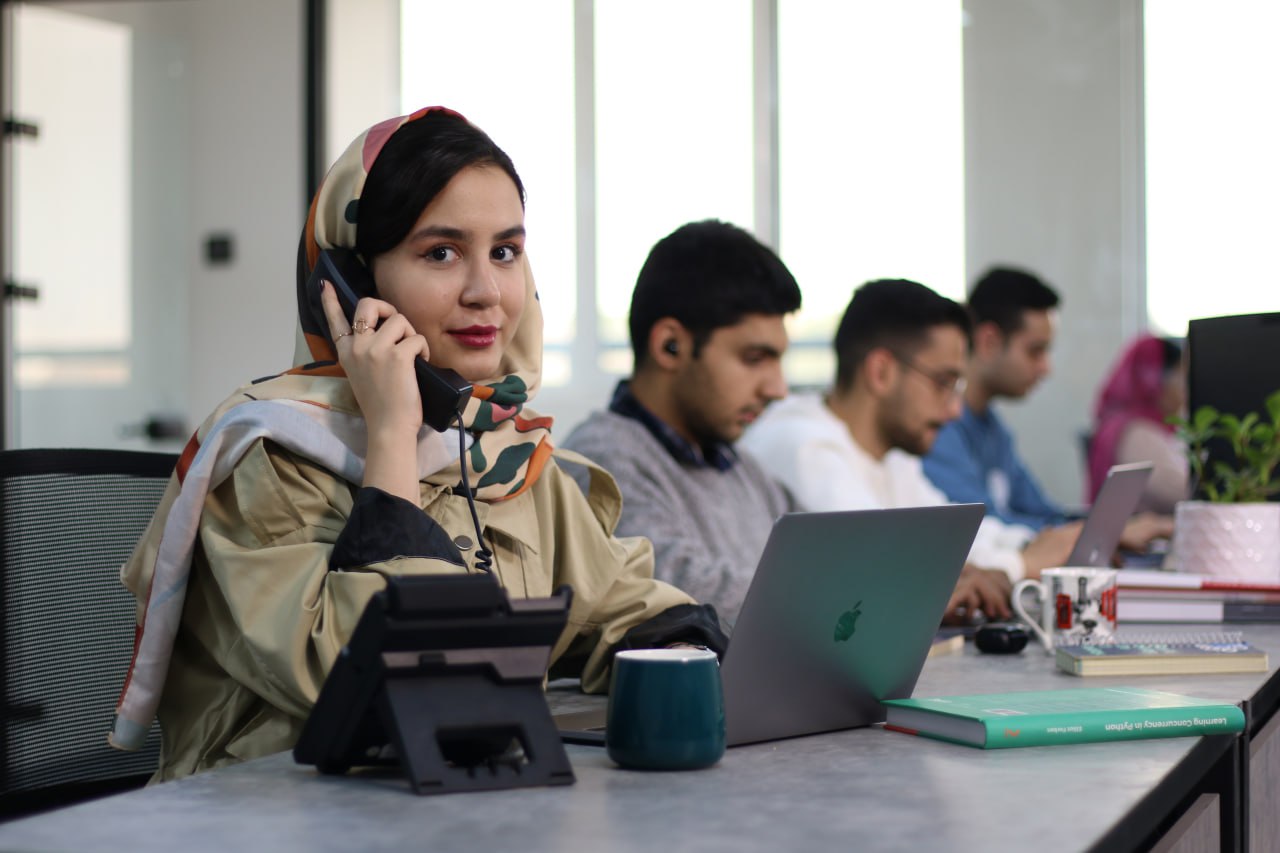 کارشناس پشتیبانی نویش در حال پاسخ‌گویی تلفنی
